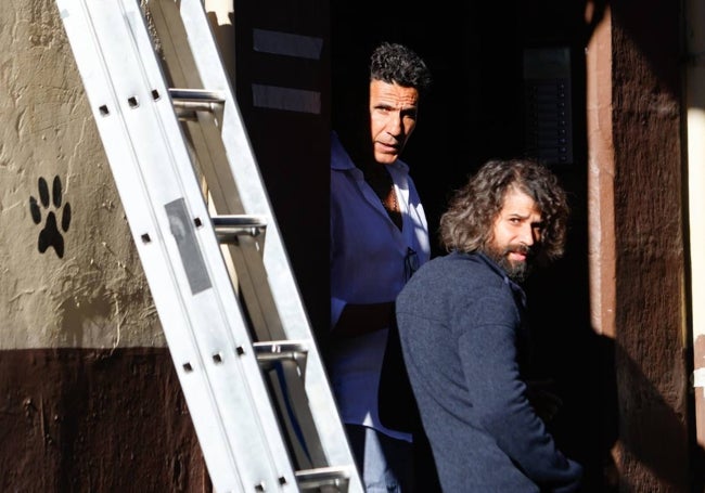 Óscar Higares, que da vida al hermano del torero, durante la filmación en Málaga de la serie.